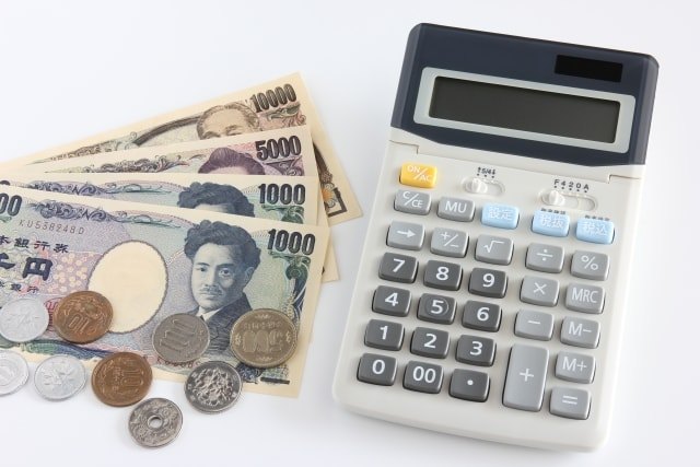 AGA_お金と電卓の画像