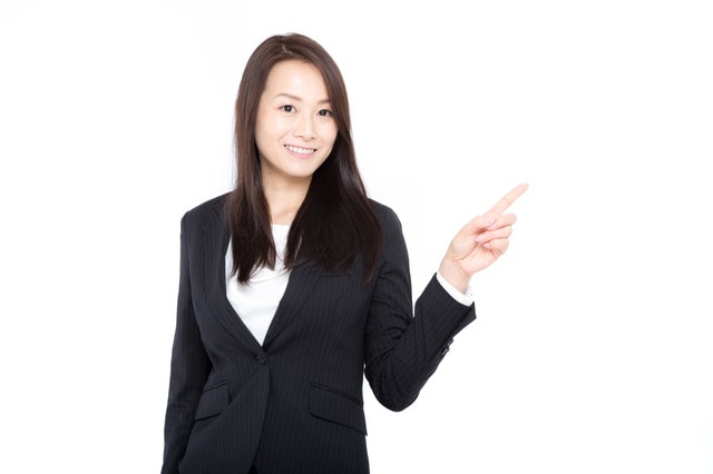 スーツの女の人の画像