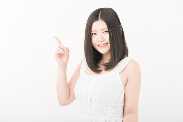 白い服の女の人の画像