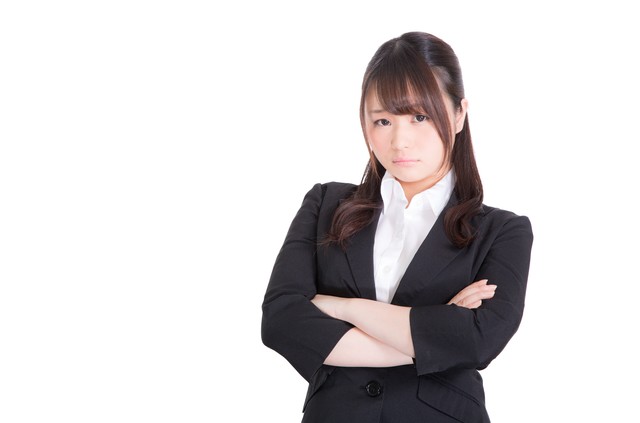 腕組するスーツの女性の画像