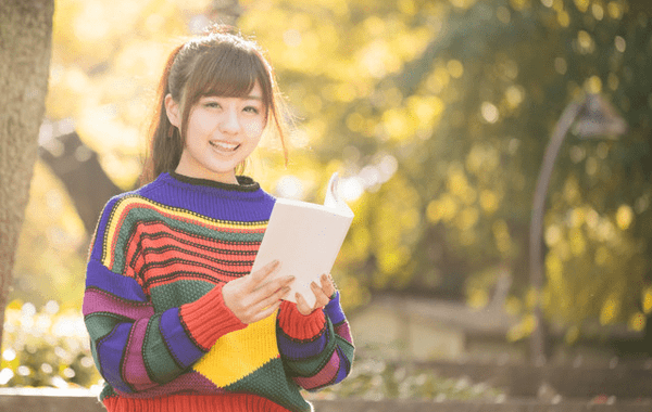 AGA_セーターを着た女性の画像